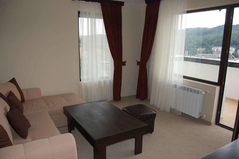 Family Hotel Bela Trjavna Buitenkant foto