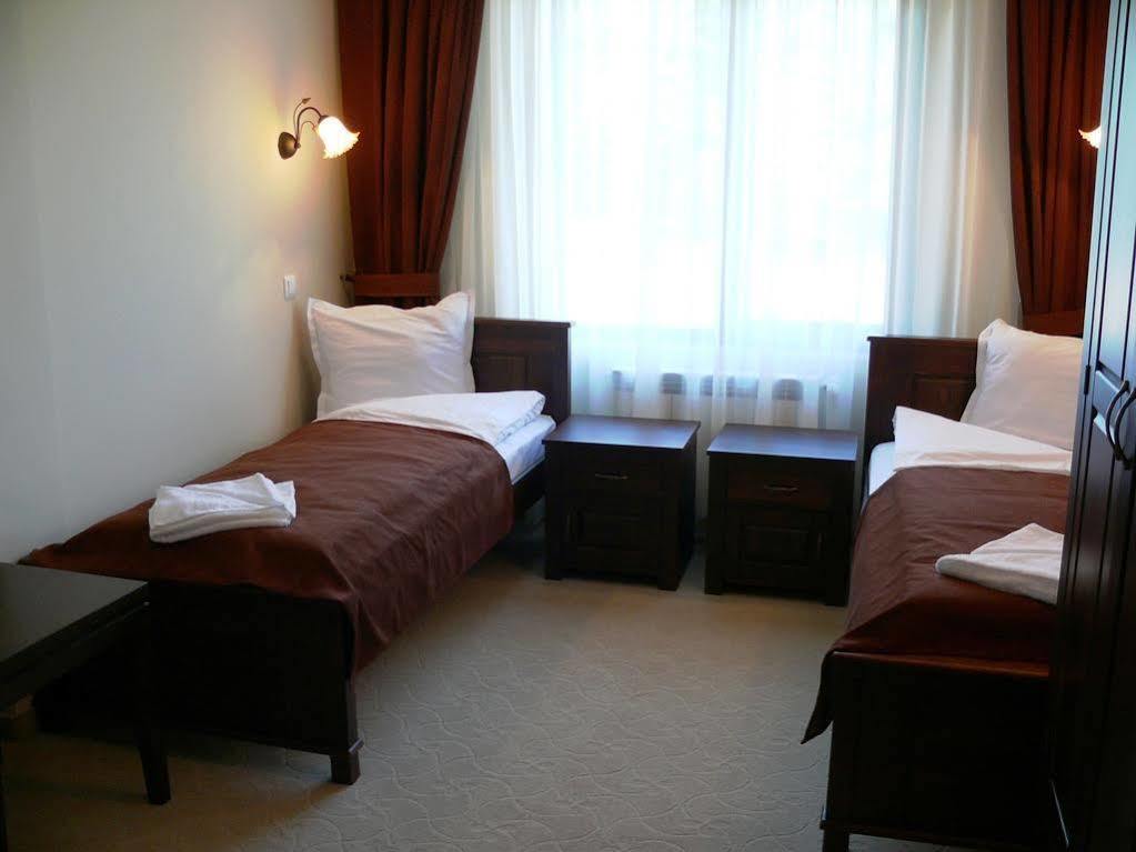 Family Hotel Bela Trjavna Buitenkant foto