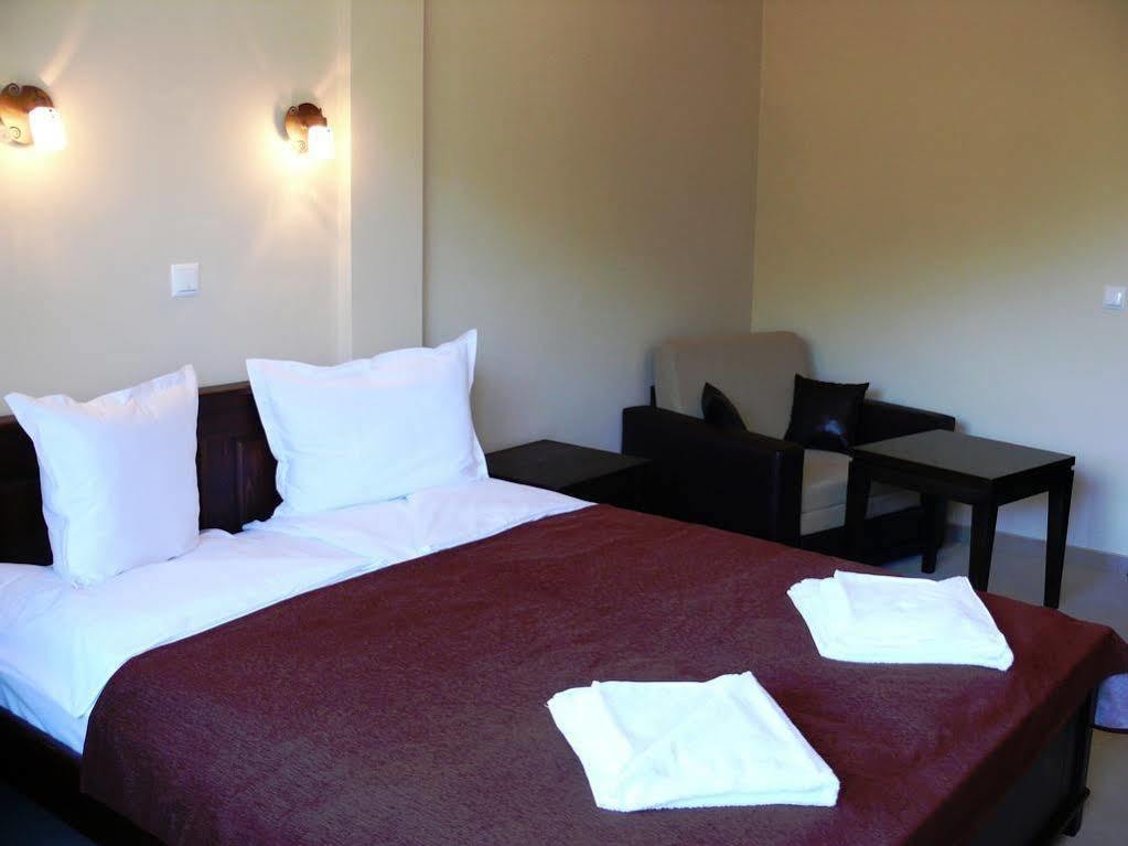 Family Hotel Bela Trjavna Buitenkant foto